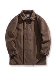 製品画像: 厚手ダブルブレストウールコートのブラウンとブラックの展示。エレガントなクラシックデザインが特徴。
詳細画像: ダブルブレストと袖口のディテール展示。上品な縫製とディテールの美しさが際立ちます。