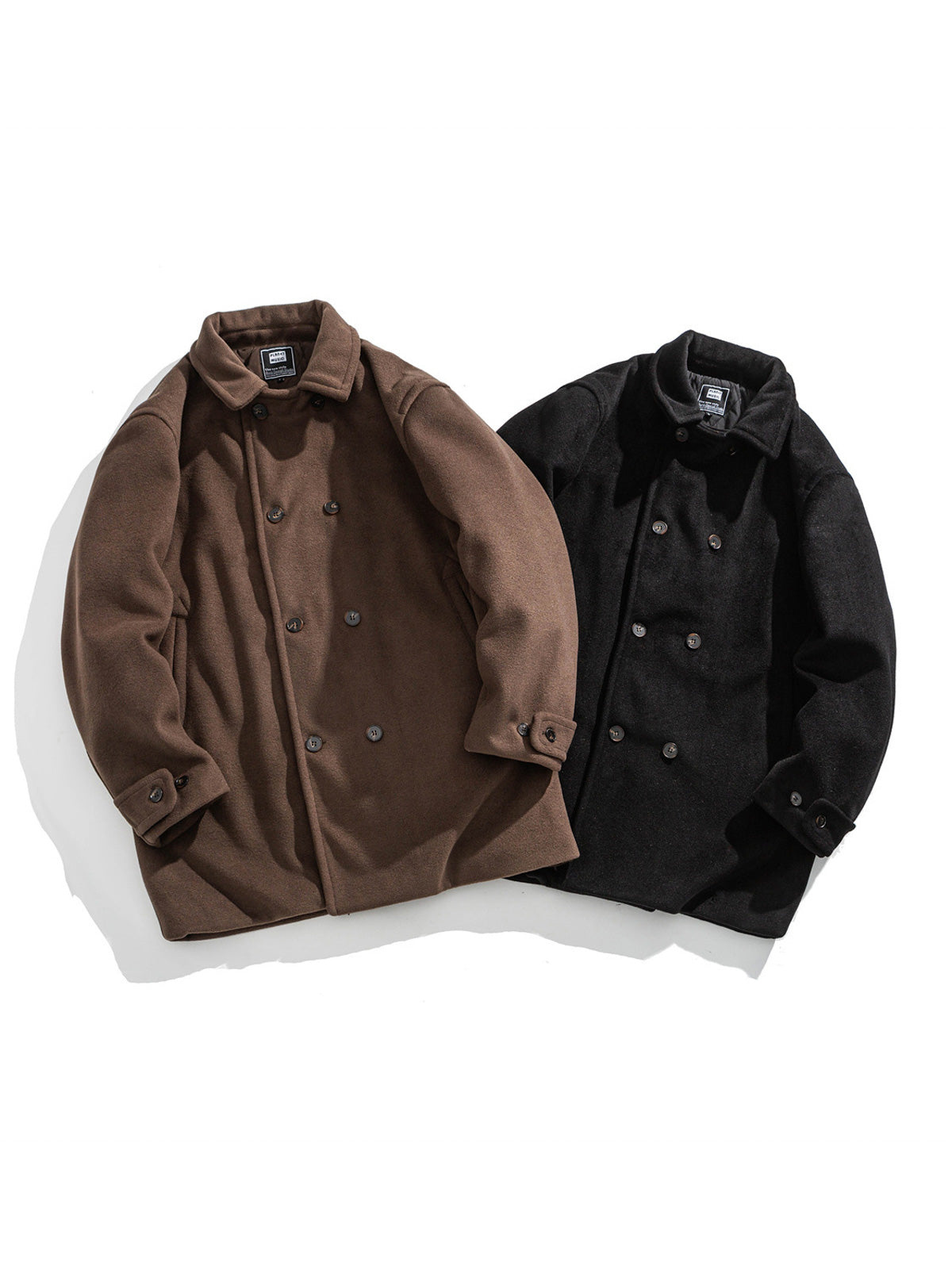 製品画像: 厚手ダブルブレストウールコートのブラウンとブラックの展示。エレガントなクラシックデザインが特徴。
詳細画像: ダブルブレストと袖口のディテール展示。上品な縫製とディテールの美しさが際立ちます。
