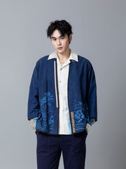 詳細画像:和柄の抜染と段落ち抜染のディテールをクローズアップ。刺し子刺繍と織り帯のディテールが、工芸的な価値を引き立てる。
モデル画像:モデルがリネンはんてんを着用。リネンパンツと合わせた品のあるカジュアルスタイルを提案。