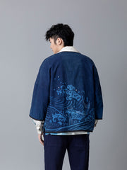 詳細画像:和柄の抜染と段落ち抜染のディテールをクローズアップ。刺し子刺繍と織り帯のディテールが、工芸的な価値を引き立てる。
モデル画像:モデルがリネンはんてんを着用。リネンパンツと合わせた品のあるカジュアルスタイルを提案。