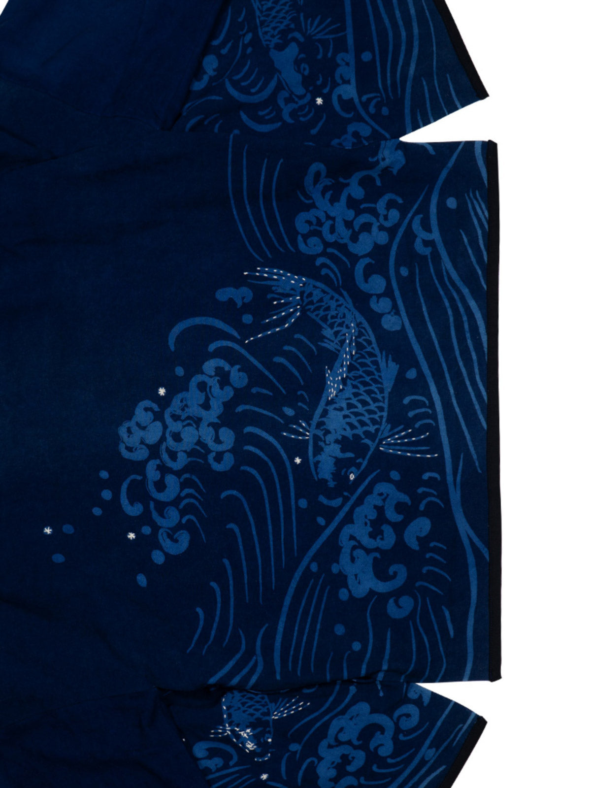 製品画像:抜染と段落ち抜染の和柄リネンはんてんの正面展示。複雑な模様と藍染が施された伝統的なデザインが魅力。
詳細画像:和柄の抜染と段落ち抜染のディテールをクローズアップ。刺し子刺繍と織り帯のディテールが、工芸的な価値を引き立てる。