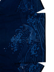 製品画像:抜染と段落ち抜染の和柄リネンはんてんの正面展示。複雑な模様と藍染が施された伝統的なデザインが魅力。
詳細画像:和柄の抜染と段落ち抜染のディテールをクローズアップ。刺し子刺繍と織り帯のディテールが、工芸的な価値を引き立てる。