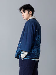 詳細画像:和柄の抜染と段落ち抜染のディテールをクローズアップ。刺し子刺繍と織り帯のディテールが、工芸的な価値を引き立てる。
モデル画像:モデルがリネンはんてんを着用。リネンパンツと合わせた品のあるカジュアルスタイルを提案。