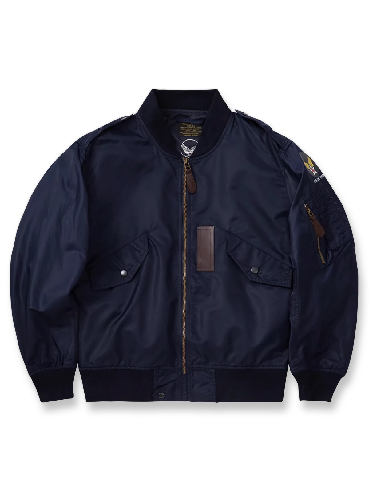 製品画像:ヴィンテージL-2フライトジャケットの正面展示。軽量ナイロン素材とリブディテールが特徴のクラシックなフライトジャケット。
詳細画像:酸素マスクホースクリップと真鍮製四合ボタンのディテールをクローズアップ。戦後の空軍スタイルを表現するディテール。