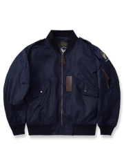 製品画像:ヴィンテージL-2フライトジャケットの正面展示。軽量ナイロン素材とリブディテールが特徴のクラシックなフライトジャケット。
詳細画像:酸素マスクホースクリップと真鍮製四合ボタンのディテールをクローズアップ。戦後の空軍スタイルを表現するディテール。