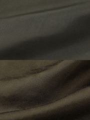 製品画像:ヴィンテージL-2フライトジャケットの正面展示。軽量ナイロン素材とリブディテールが特徴のクラシックなフライトジャケット。
詳細画像:酸素マスクホースクリップと真鍮製四合ボタンのディテールをクローズアップ。戦後の空軍スタイルを表現するディテール。