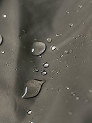 製品画像:ヴィンテージL-2フライトジャケットの正面展示。軽量ナイロン素材とリブディテールが特徴のクラシックなフライトジャケット。
詳細画像:酸素マスクホースクリップと真鍮製四合ボタンのディテールをクローズアップ。戦後の空軍スタイルを表現するディテール。