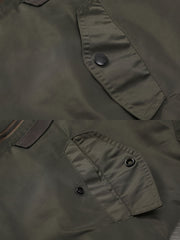 製品画像:ヴィンテージL-2フライトジャケットの正面展示。軽量ナイロン素材とリブディテールが特徴のクラシックなフライトジャケット。
詳細画像:酸素マスクホースクリップと真鍮製四合ボタンのディテールをクローズアップ。戦後の空軍スタイルを表現するディテール。