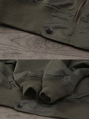 製品画像:ヴィンテージL-2フライトジャケットの正面展示。軽量ナイロン素材とリブディテールが特徴のクラシックなフライトジャケット。
詳細画像:酸素マスクホースクリップと真鍮製四合ボタンのディテールをクローズアップ。戦後の空軍スタイルを表現するディテール。