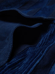 製品画像: 藍染めストライプのコーデュロイスタンドカラージャケット全体像。民族風パッチワークデザインで、太畝のコーデュロイが秋冬に適した温かみを表現。
詳細画像: 藍染めストライプと多機能ポケットのディテール画像。ダイヤ柄キルティング加工の中綿が見える耐久性と保温性の高い仕上がり。