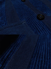 製品画像: 藍染めストライプのコーデュロイスタンドカラージャケット全体像。民族風パッチワークデザインで、太畝のコーデュロイが秋冬に適した温かみを表現。
詳細画像: 藍染めストライプと多機能ポケットのディテール画像。ダイヤ柄キルティング加工の中綿が見える耐久性と保温性の高い仕上がり。