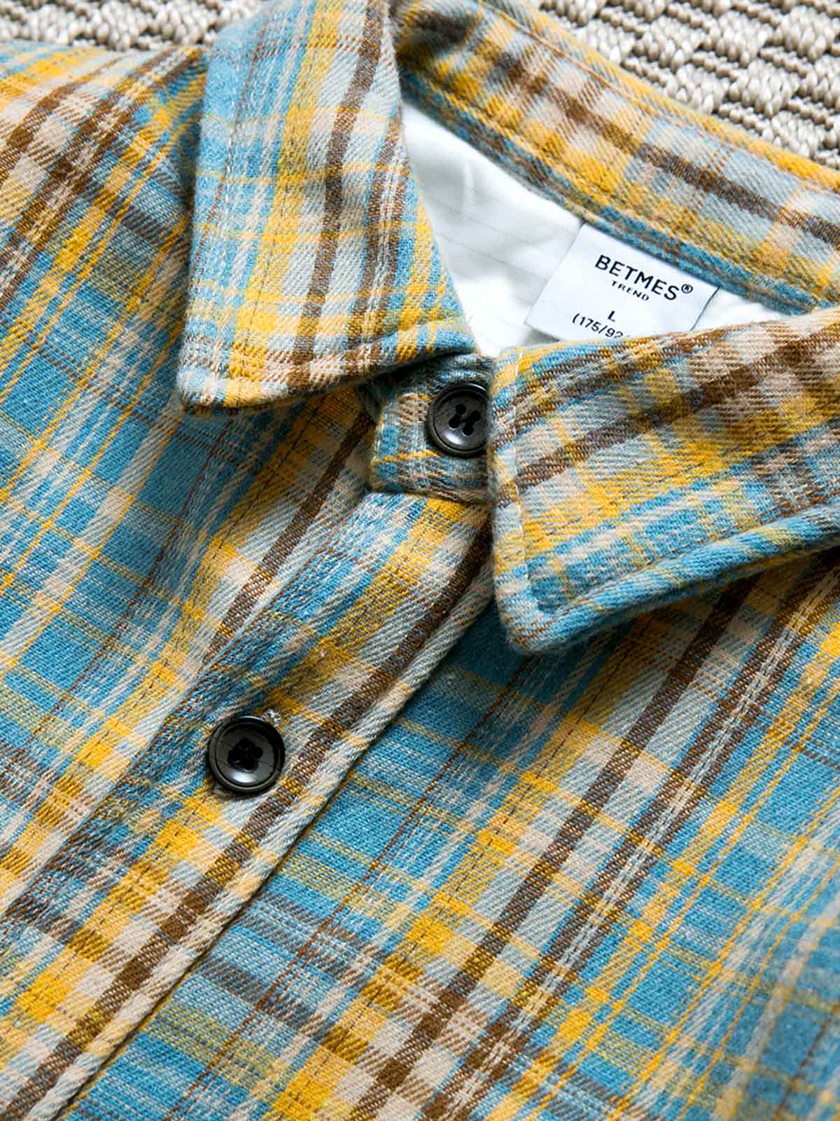 製品画像: ヴィンテージチェック柄裏起毛シャツ全体表示。温かみのある小粋なチェック柄で、ゆったりしたシルエットが特徴の秋冬シャツ。
詳細画像: 裏起毛のディテール画像。柔らかな質感が伝わるデザインで、快適な着心地と保温性が実感できる仕上がり。