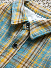 製品画像: ヴィンテージチェック柄裏起毛シャツ全体表示。温かみのある小粋なチェック柄で、ゆったりしたシルエットが特徴の秋冬シャツ。
詳細画像: 裏起毛のディテール画像。柔らかな質感が伝わるデザインで、快適な着心地と保温性が実感できる仕上がり。