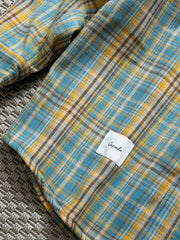 製品画像: ヴィンテージチェック柄裏起毛シャツ全体表示。温かみのある小粋なチェック柄で、ゆったりしたシルエットが特徴の秋冬シャツ。
詳細画像: 裏起毛のディテール画像。柔らかな質感が伝わるデザインで、快適な着心地と保温性が実感できる仕上がり。