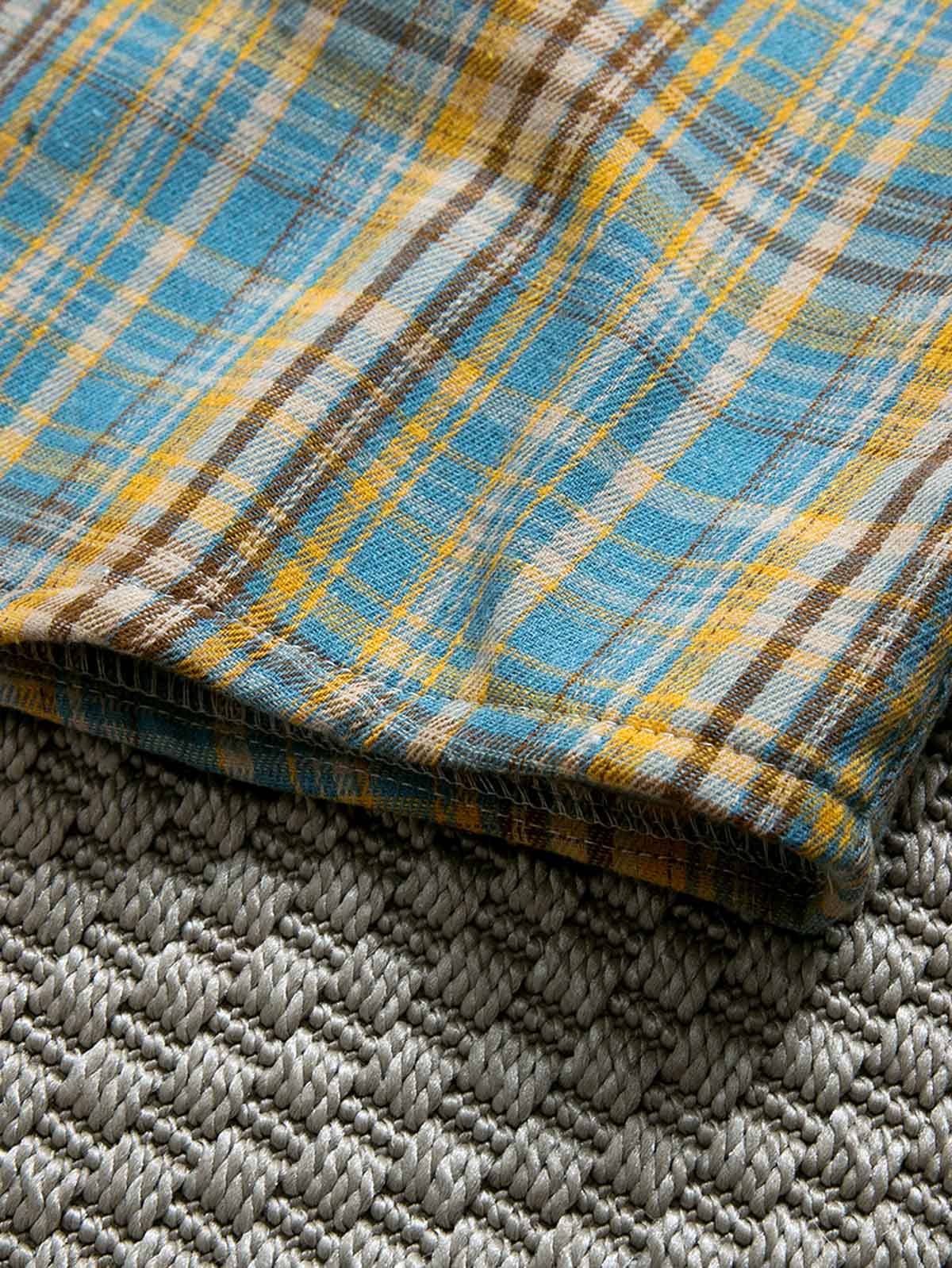 製品画像: ヴィンテージチェック柄裏起毛シャツ全体表示。温かみのある小粋なチェック柄で、ゆったりしたシルエットが特徴の秋冬シャツ。
詳細画像: 裏起毛のディテール画像。柔らかな質感が伝わるデザインで、快適な着心地と保温性が実感できる仕上がり。