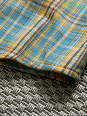 製品画像: ヴィンテージチェック柄裏起毛シャツ全体表示。温かみのある小粋なチェック柄で、ゆったりしたシルエットが特徴の秋冬シャツ。
詳細画像: 裏起毛のディテール画像。柔らかな質感が伝わるデザインで、快適な着心地と保温性が実感できる仕上がり。
