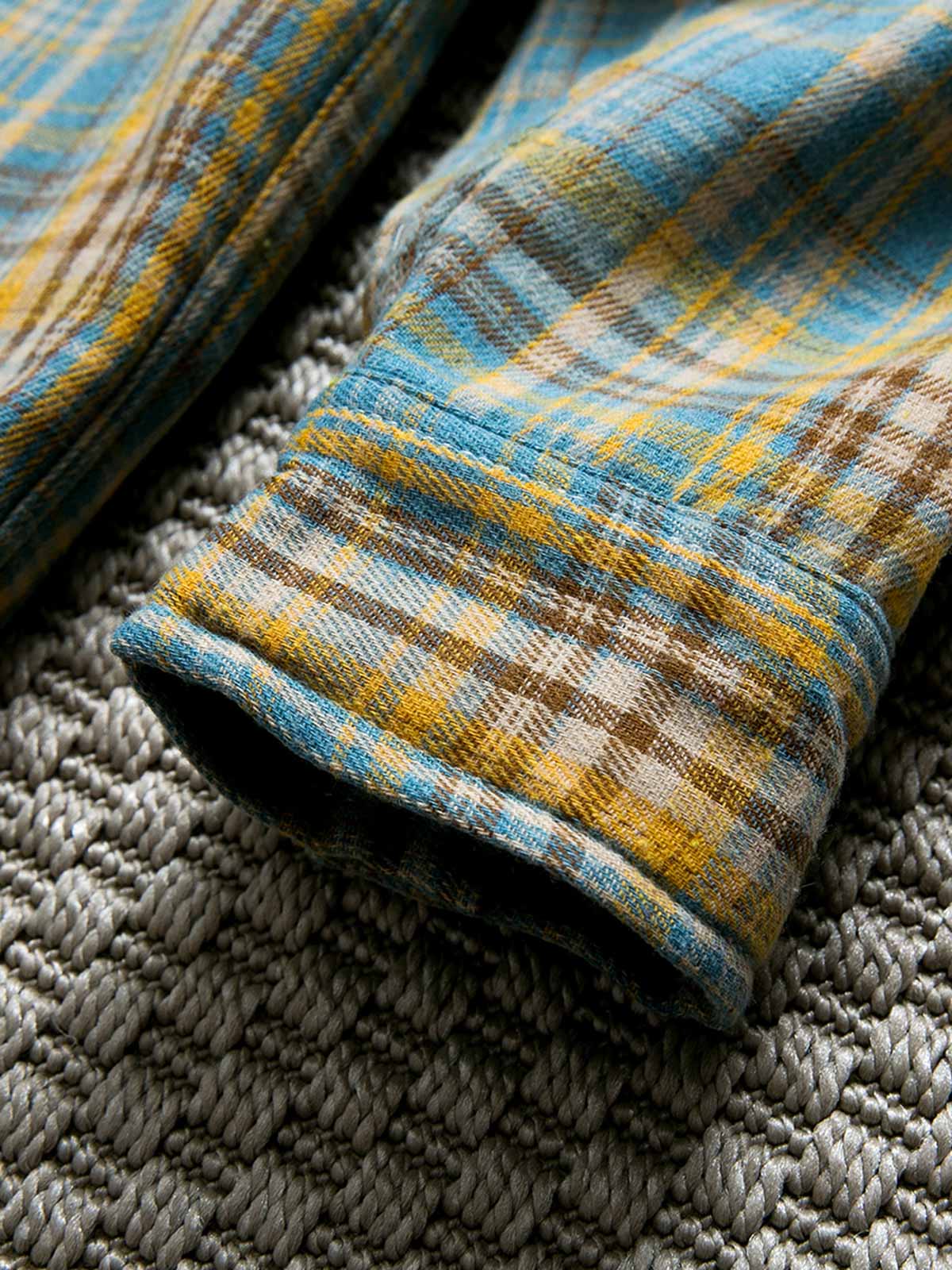 製品画像: ヴィンテージチェック柄裏起毛シャツ全体表示。温かみのある小粋なチェック柄で、ゆったりしたシルエットが特徴の秋冬シャツ。
詳細画像: 裏起毛のディテール画像。柔らかな質感が伝わるデザインで、快適な着心地と保温性が実感できる仕上がり。