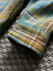 製品画像: ヴィンテージチェック柄裏起毛シャツ全体表示。温かみのある小粋なチェック柄で、ゆったりしたシルエットが特徴の秋冬シャツ。
詳細画像: 裏起毛のディテール画像。柔らかな質感が伝わるデザインで、快適な着心地と保温性が実感できる仕上がり。