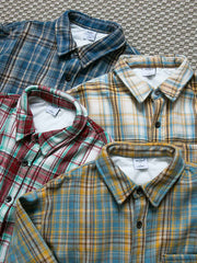 製品画像: ヴィンテージチェック柄裏起毛シャツ全体表示。温かみのある小粋なチェック柄で、ゆったりしたシルエットが特徴の秋冬シャツ。
詳細画像: 裏起毛のディテール画像。柔らかな質感が伝わるデザインで、快適な着心地と保温性が実感できる仕上がり。