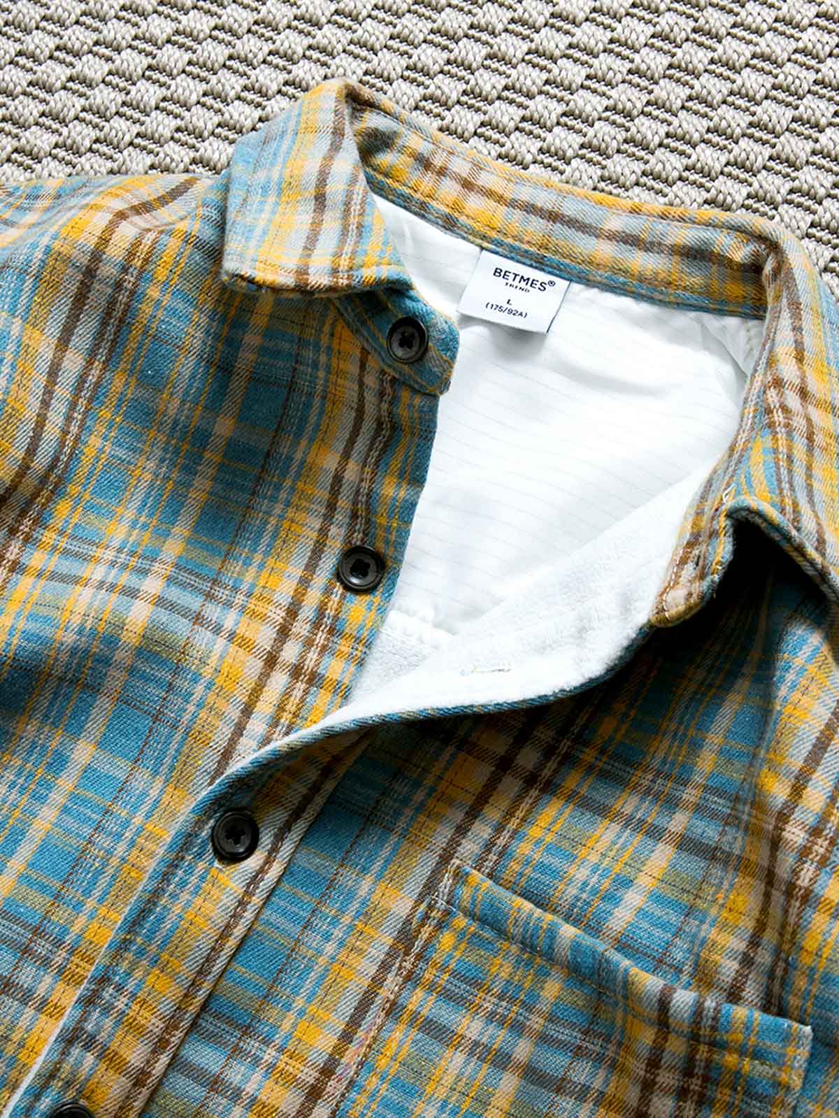 製品画像: ヴィンテージチェック柄裏起毛シャツ全体表示。温かみのある小粋なチェック柄で、ゆったりしたシルエットが特徴の秋冬シャツ。
詳細画像: 裏起毛のディテール画像。柔らかな質感が伝わるデザインで、快適な着心地と保温性が実感できる仕上がり。