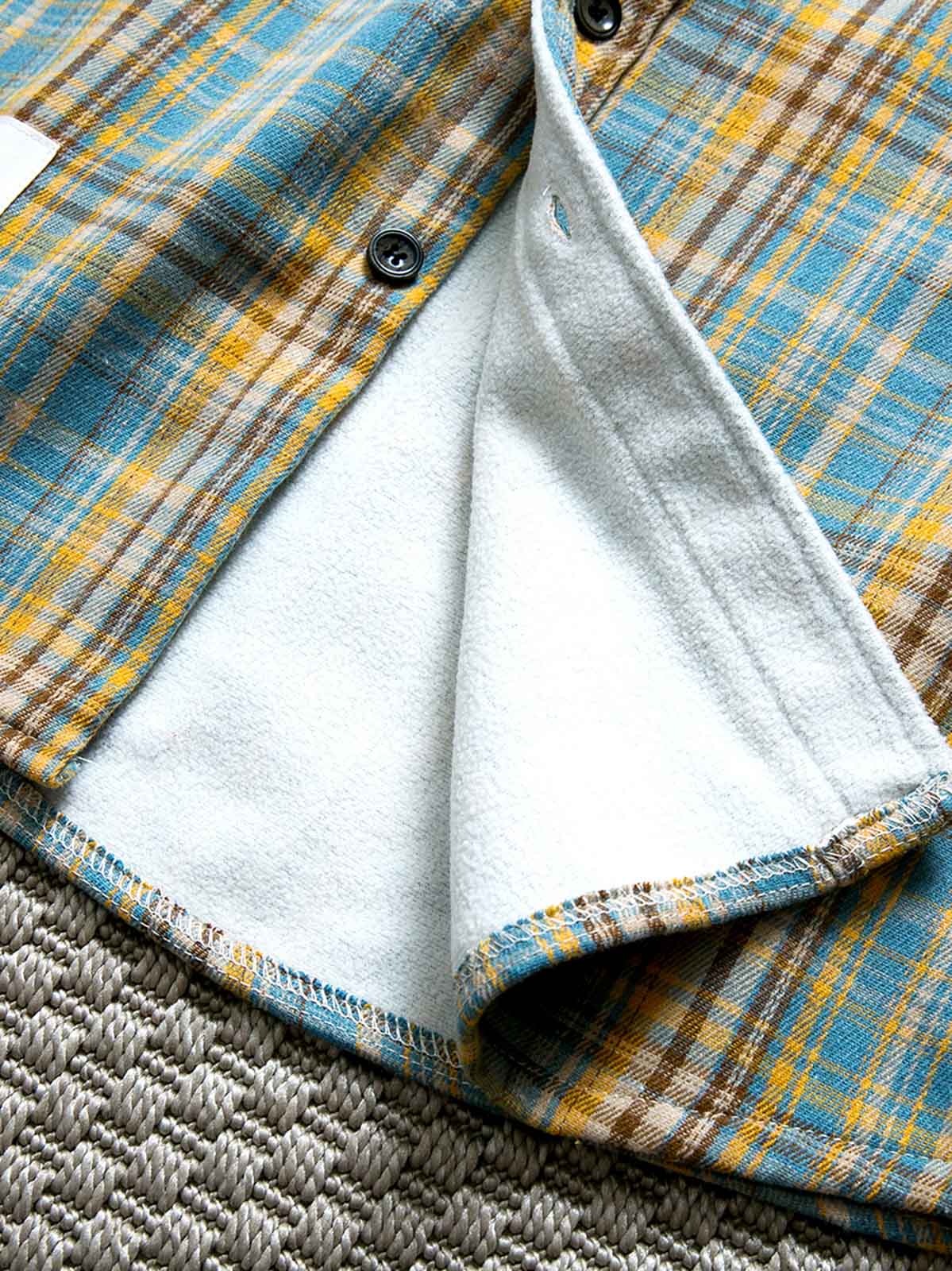 製品画像: ヴィンテージチェック柄裏起毛シャツ全体表示。温かみのある小粋なチェック柄で、ゆったりしたシルエットが特徴の秋冬シャツ。
詳細画像: 裏起毛のディテール画像。柔らかな質感が伝わるデザインで、快適な着心地と保温性が実感できる仕上がり。