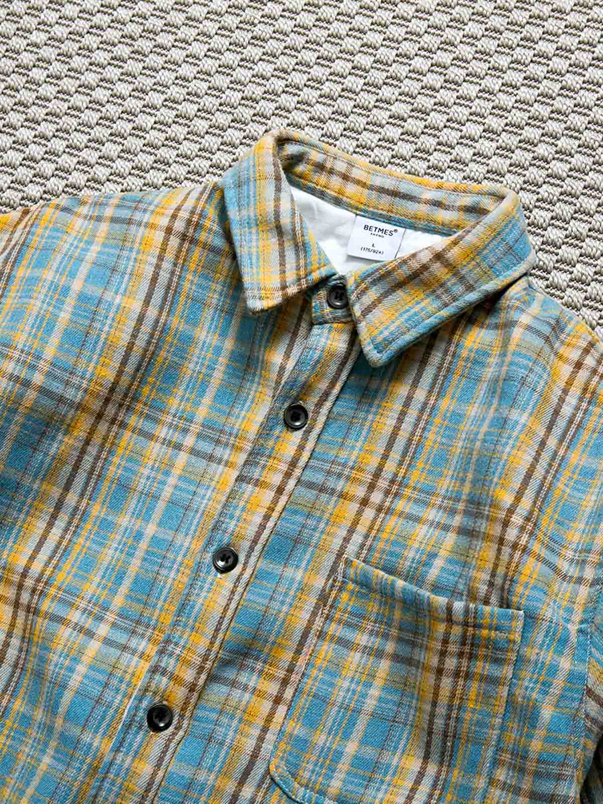 製品画像: ヴィンテージチェック柄裏起毛シャツ全体表示。温かみのある小粋なチェック柄で、ゆったりしたシルエットが特徴の秋冬シャツ。
詳細画像: 裏起毛のディテール画像。柔らかな質感が伝わるデザインで、快適な着心地と保温性が実感できる仕上がり。