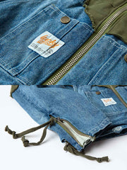 製品画像: オリーブグリーンとウォッシュデニムが特徴の異素材パッチワークフーディージャケット全体表示。ヴィンテージと現代のカジュアルスタイルが融合したデザイン。
詳細画像: パッチワークのディテールと生地感が見える表示。異素材の質感が楽しめる仕上がりで、立体感が際立ちます。