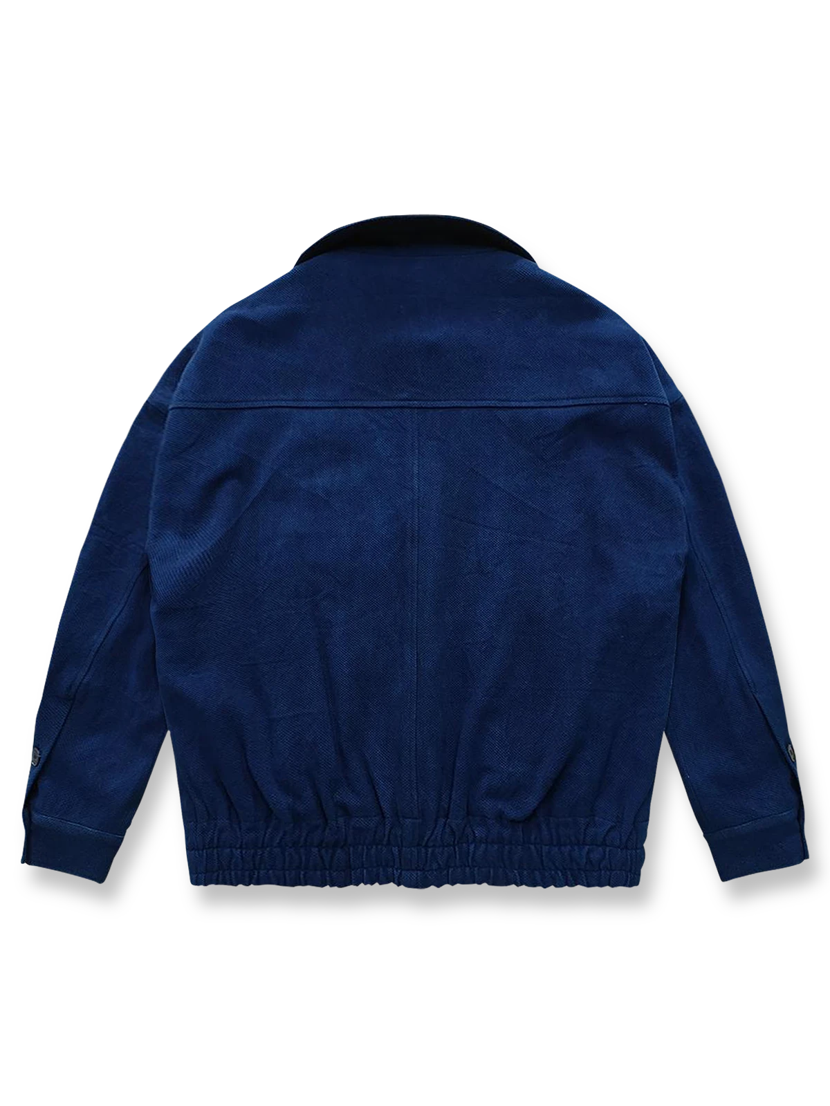 製品画像: 雲海柄藍染めバイカージャケット全体表示。ジャカードコットン素材と独特な抜染技法で、都会と自然が交わるデザイン。
詳細画像: 雲海抜染柄と伸縮性のある裾デザインのディテール表示。テクスチャーの深みと実用的な裾仕上げが際立つディテール。