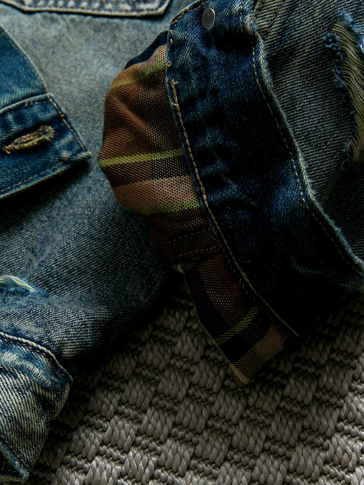 製品画像: ヴィンテージ風ダメージデニムジャケット全体表示。クラシックなチェック柄裏地とヘビーウェイトのコットン素材が特徴で、ワーク風シルエットが際立ちます。
詳細画像: ダメージ加工とチェック裏地のディテール表示。リアルなユーズド感とレイヤード効果がヴィンテージスタイルに深みを与えます。