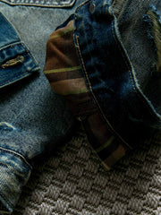 製品画像: ヴィンテージ風ダメージデニムジャケット全体表示。クラシックなチェック柄裏地とヘビーウェイトのコットン素材が特徴で、ワーク風シルエットが際立ちます。
詳細画像: ダメージ加工とチェック裏地のディテール表示。リアルなユーズド感とレイヤード効果がヴィンテージスタイルに深みを与えます。