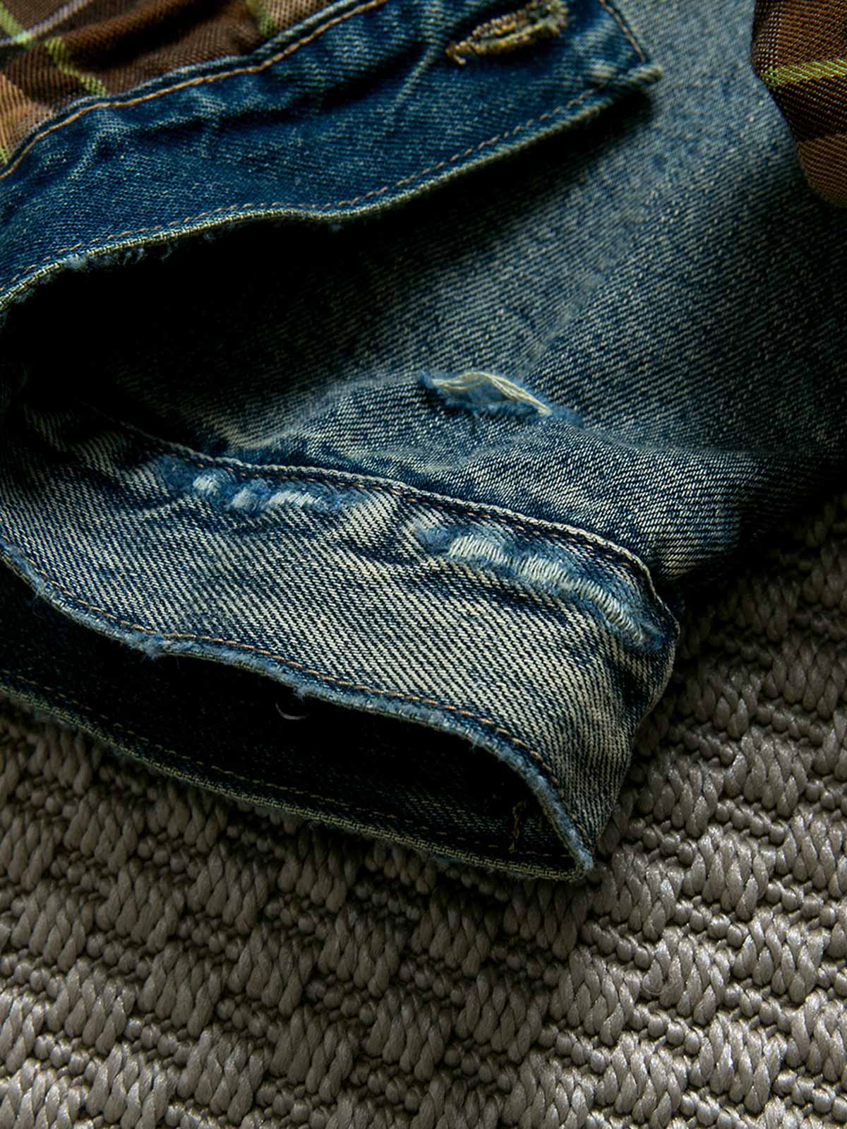 製品画像: ヴィンテージ風ダメージデニムジャケット全体表示。クラシックなチェック柄裏地とヘビーウェイトのコットン素材が特徴で、ワーク風シルエットが際立ちます。
詳細画像: ダメージ加工とチェック裏地のディテール表示。リアルなユーズド感とレイヤード効果がヴィンテージスタイルに深みを与えます。