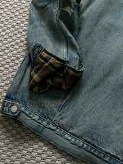 製品画像: ヴィンテージ風ダメージデニムジャケット全体表示。クラシックなチェック柄裏地とヘビーウェイトのコットン素材が特徴で、ワーク風シルエットが際立ちます。
詳細画像: ダメージ加工とチェック裏地のディテール表示。リアルなユーズド感とレイヤード効果がヴィンテージスタイルに深みを与えます。