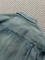 製品画像: ヴィンテージ風ダメージデニムジャケット全体表示。クラシックなチェック柄裏地とヘビーウェイトのコットン素材が特徴で、ワーク風シルエットが際立ちます。
詳細画像: ダメージ加工とチェック裏地のディテール表示。リアルなユーズド感とレイヤード効果がヴィンテージスタイルに深みを与えます。