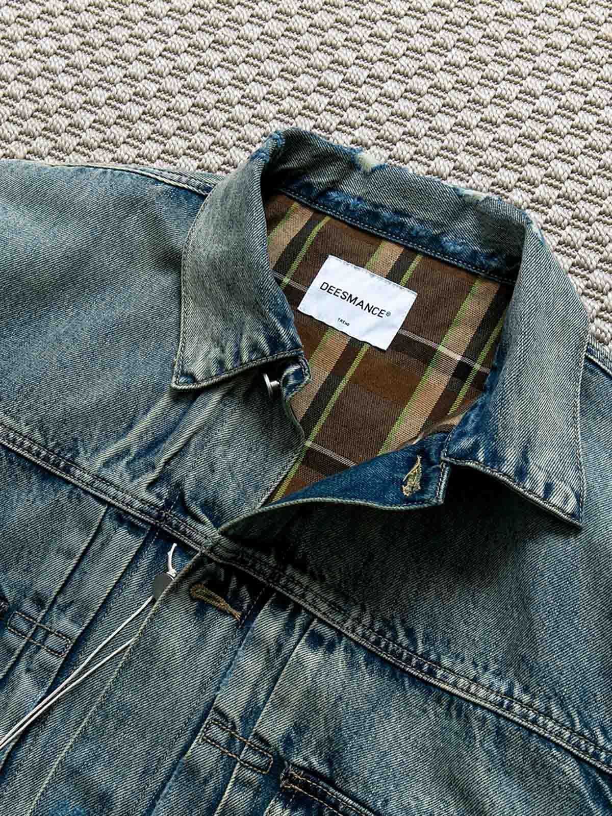 製品画像: ヴィンテージ風ダメージデニムジャケット全体表示。クラシックなチェック柄裏地とヘビーウェイトのコットン素材が特徴で、ワーク風シルエットが際立ちます。
詳細画像: ダメージ加工とチェック裏地のディテール表示。リアルなユーズド感とレイヤード効果がヴィンテージスタイルに深みを与えます。