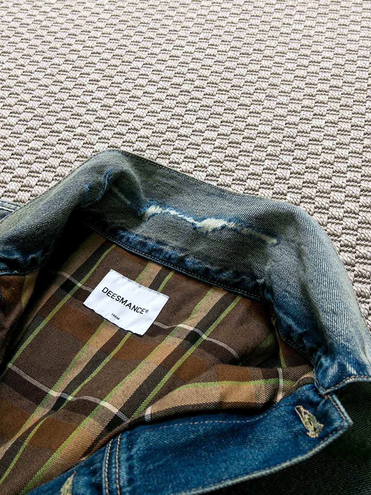 製品画像: ヴィンテージ風ダメージデニムジャケット全体表示。クラシックなチェック柄裏地とヘビーウェイトのコットン素材が特徴で、ワーク風シルエットが際立ちます。
詳細画像: ダメージ加工とチェック裏地のディテール表示。リアルなユーズド感とレイヤード効果がヴィンテージスタイルに深みを与えます。