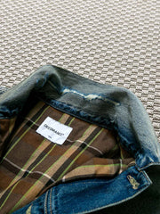 製品画像: ヴィンテージ風ダメージデニムジャケット全体表示。クラシックなチェック柄裏地とヘビーウェイトのコットン素材が特徴で、ワーク風シルエットが際立ちます。
詳細画像: ダメージ加工とチェック裏地のディテール表示。リアルなユーズド感とレイヤード効果がヴィンテージスタイルに深みを与えます。