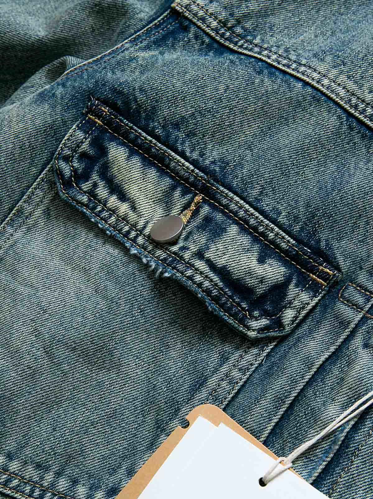 製品画像: ヴィンテージ風ダメージデニムジャケット全体表示。クラシックなチェック柄裏地とヘビーウェイトのコットン素材が特徴で、ワーク風シルエットが際立ちます。
詳細画像: ダメージ加工とチェック裏地のディテール表示。リアルなユーズド感とレイヤード効果がヴィンテージスタイルに深みを与えます。