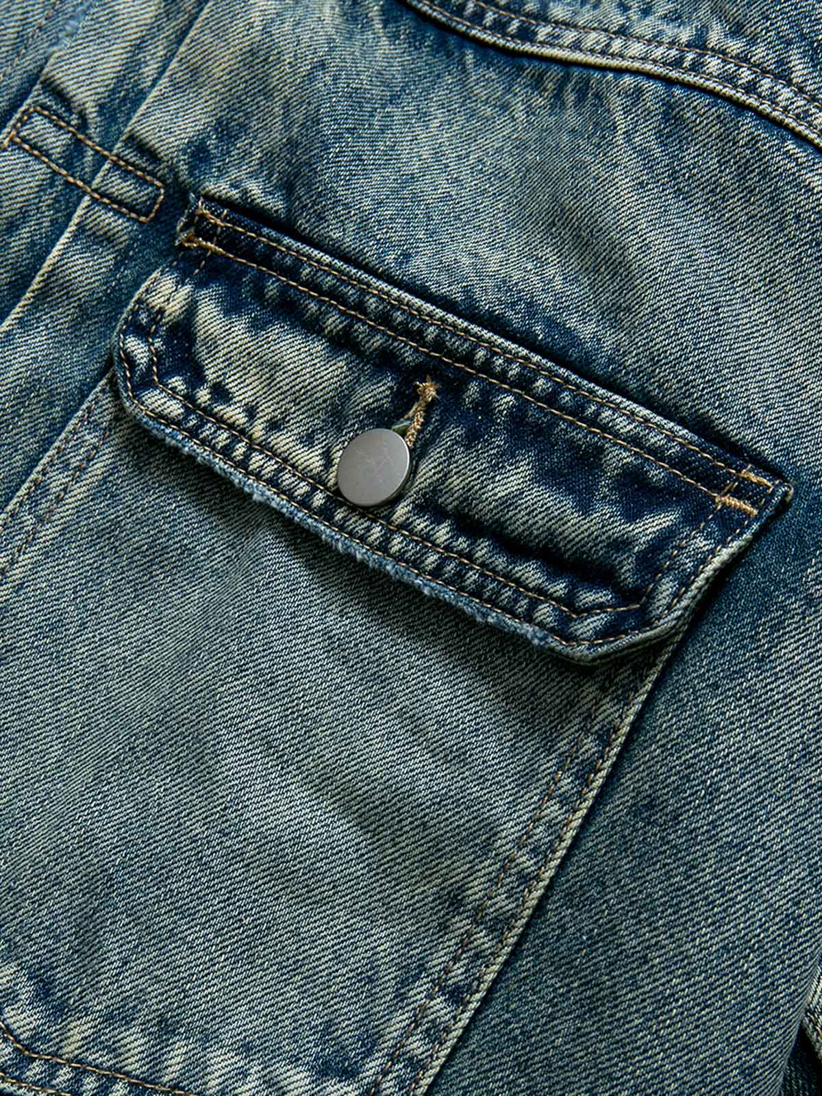 製品画像: ヴィンテージ風ダメージデニムジャケット全体表示。クラシックなチェック柄裏地とヘビーウェイトのコットン素材が特徴で、ワーク風シルエットが際立ちます。
詳細画像: ダメージ加工とチェック裏地のディテール表示。リアルなユーズド感とレイヤード効果がヴィンテージスタイルに深みを与えます。