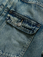 製品画像: ヴィンテージ風ダメージデニムジャケット全体表示。クラシックなチェック柄裏地とヘビーウェイトのコットン素材が特徴で、ワーク風シルエットが際立ちます。
詳細画像: ダメージ加工とチェック裏地のディテール表示。リアルなユーズド感とレイヤード効果がヴィンテージスタイルに深みを与えます。