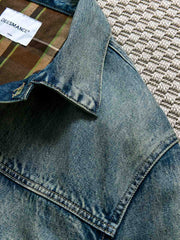 製品画像: ヴィンテージ風ダメージデニムジャケット全体表示。クラシックなチェック柄裏地とヘビーウェイトのコットン素材が特徴で、ワーク風シルエットが際立ちます。
詳細画像: ダメージ加工とチェック裏地のディテール表示。リアルなユーズド感とレイヤード効果がヴィンテージスタイルに深みを与えます。