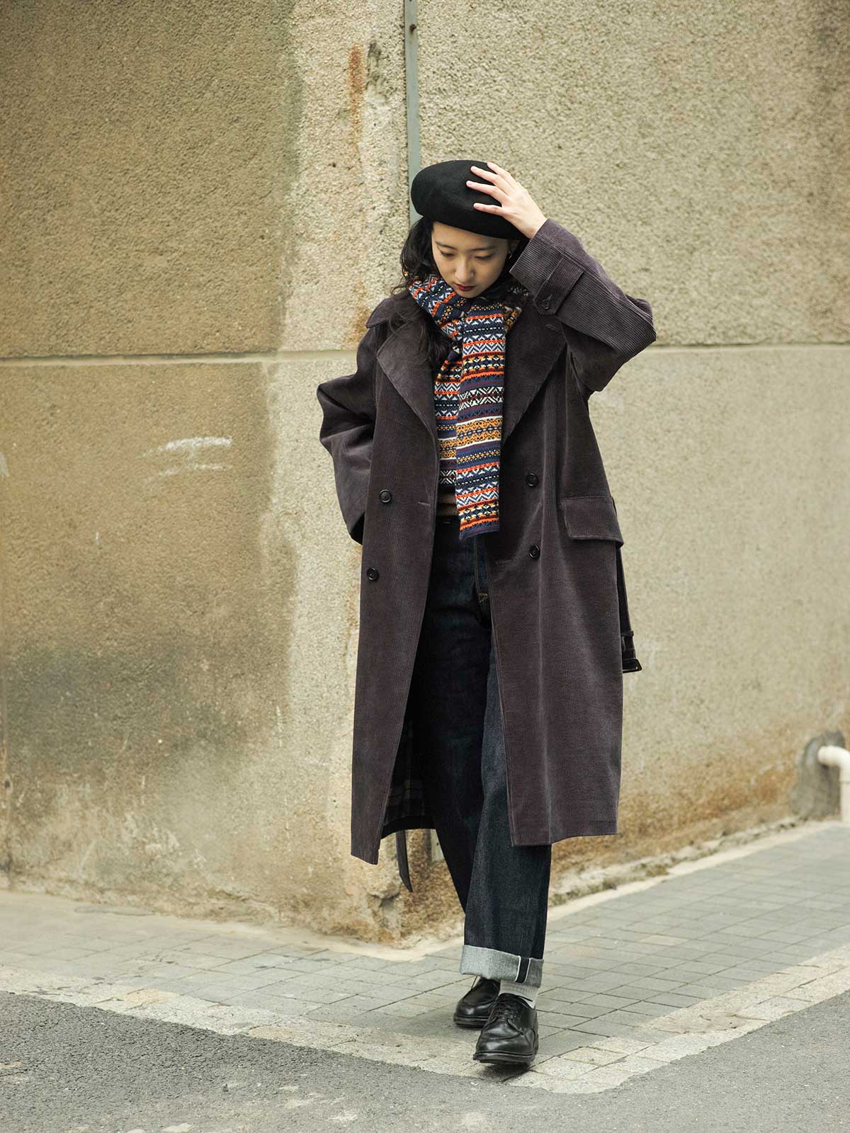 詳細画像:マフラーの織り目とフェアアイランド柄のディテールが鮮明に描かれており、シェトランドウール特有の柔らかな質感と耐久性が伝わります。染色技術にこだわったカラフルな糸が、アクセントとなる美しいデザインを際立たせています。
モデル画像:シェトランドウールのフェアアイランド柄マフラーを着用したモデルが、ヴィンテージ感のあるスタイルでコーディネートしています。マフラーの柔らかさと温かさが際立ち、日常的なカジュアルスタイルにもぴったりのアイテムであることを示しています。