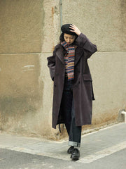 詳細画像:マフラーの織り目とフェアアイランド柄のディテールが鮮明に描かれており、シェトランドウール特有の柔らかな質感と耐久性が伝わります。染色技術にこだわったカラフルな糸が、アクセントとなる美しいデザインを際立たせています。
モデル画像:シェトランドウールのフェアアイランド柄マフラーを着用したモデルが、ヴィンテージ感のあるスタイルでコーディネートしています。マフラーの柔らかさと温かさが際立ち、日常的なカジュアルスタイルにもぴったりのアイテムであることを示しています。