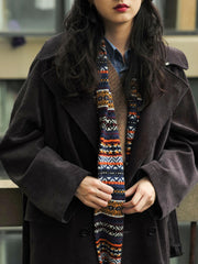 詳細画像:マフラーの織り目とフェアアイランド柄のディテールが鮮明に描かれており、シェトランドウール特有の柔らかな質感と耐久性が伝わります。染色技術にこだわったカラフルな糸が、アクセントとなる美しいデザインを際立たせています。
モデル画像:シェトランドウールのフェアアイランド柄マフラーを着用したモデルが、ヴィンテージ感のあるスタイルでコーディネートしています。マフラーの柔らかさと温かさが際立ち、日常的なカジュアルスタイルにもぴったりのアイテムであることを示しています。