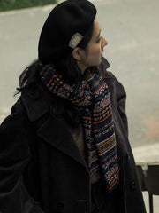 詳細画像:マフラーの織り目とフェアアイランド柄のディテールが鮮明に描かれており、シェトランドウール特有の柔らかな質感と耐久性が伝わります。染色技術にこだわったカラフルな糸が、アクセントとなる美しいデザインを際立たせています。
モデル画像:シェトランドウールのフェアアイランド柄マフラーを着用したモデルが、ヴィンテージ感のあるスタイルでコーディネートしています。マフラーの柔らかさと温かさが際立ち、日常的なカジュアルスタイルにもぴったりのアイテムであることを示しています。