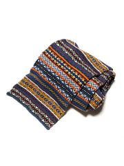 製品画像:シェトランドウールを使用したフェアアイランド柄マフラーの全体展示。柔らかな手触りと洗練されたデザインが特徴で、ヴィンテージ感溢れる編み模様と豊かなカラーリングが魅力的です。
詳細画像:マフラーの織り目とフェアアイランド柄のディテールが鮮明に描かれており、シェトランドウール特有の柔らかな質感と耐久性が伝わります。染色技術にこだわったカラフルな糸が、アクセントとなる美しいデザインを際立たせています。