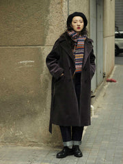 詳細画像:マフラーの織り目とフェアアイランド柄のディテールが鮮明に描かれており、シェトランドウール特有の柔らかな質感と耐久性が伝わります。染色技術にこだわったカラフルな糸が、アクセントとなる美しいデザインを際立たせています。
モデル画像:シェトランドウールのフェアアイランド柄マフラーを着用したモデルが、ヴィンテージ感のあるスタイルでコーディネートしています。マフラーの柔らかさと温かさが際立ち、日常的なカジュアルスタイルにもぴったりのアイテムであることを示しています。