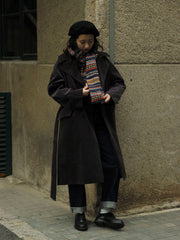 詳細画像:マフラーの織り目とフェアアイランド柄のディテールが鮮明に描かれており、シェトランドウール特有の柔らかな質感と耐久性が伝わります。染色技術にこだわったカラフルな糸が、アクセントとなる美しいデザインを際立たせています。
モデル画像:シェトランドウールのフェアアイランド柄マフラーを着用したモデルが、ヴィンテージ感のあるスタイルでコーディネートしています。マフラーの柔らかさと温かさが際立ち、日常的なカジュアルスタイルにもぴったりのアイテムであることを示しています。