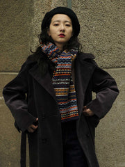 詳細画像:マフラーの織り目とフェアアイランド柄のディテールが鮮明に描かれており、シェトランドウール特有の柔らかな質感と耐久性が伝わります。染色技術にこだわったカラフルな糸が、アクセントとなる美しいデザインを際立たせています。
モデル画像:シェトランドウールのフェアアイランド柄マフラーを着用したモデルが、ヴィンテージ感のあるスタイルでコーディネートしています。マフラーの柔らかさと温かさが際立ち、日常的なカジュアルスタイルにもぴったりのアイテムであることを示しています。