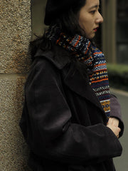 詳細画像:マフラーの織り目とフェアアイランド柄のディテールが鮮明に描かれており、シェトランドウール特有の柔らかな質感と耐久性が伝わります。染色技術にこだわったカラフルな糸が、アクセントとなる美しいデザインを際立たせています。
モデル画像:シェトランドウールのフェアアイランド柄マフラーを着用したモデルが、ヴィンテージ感のあるスタイルでコーディネートしています。マフラーの柔らかさと温かさが際立ち、日常的なカジュアルスタイルにもぴったりのアイテムであることを示しています。