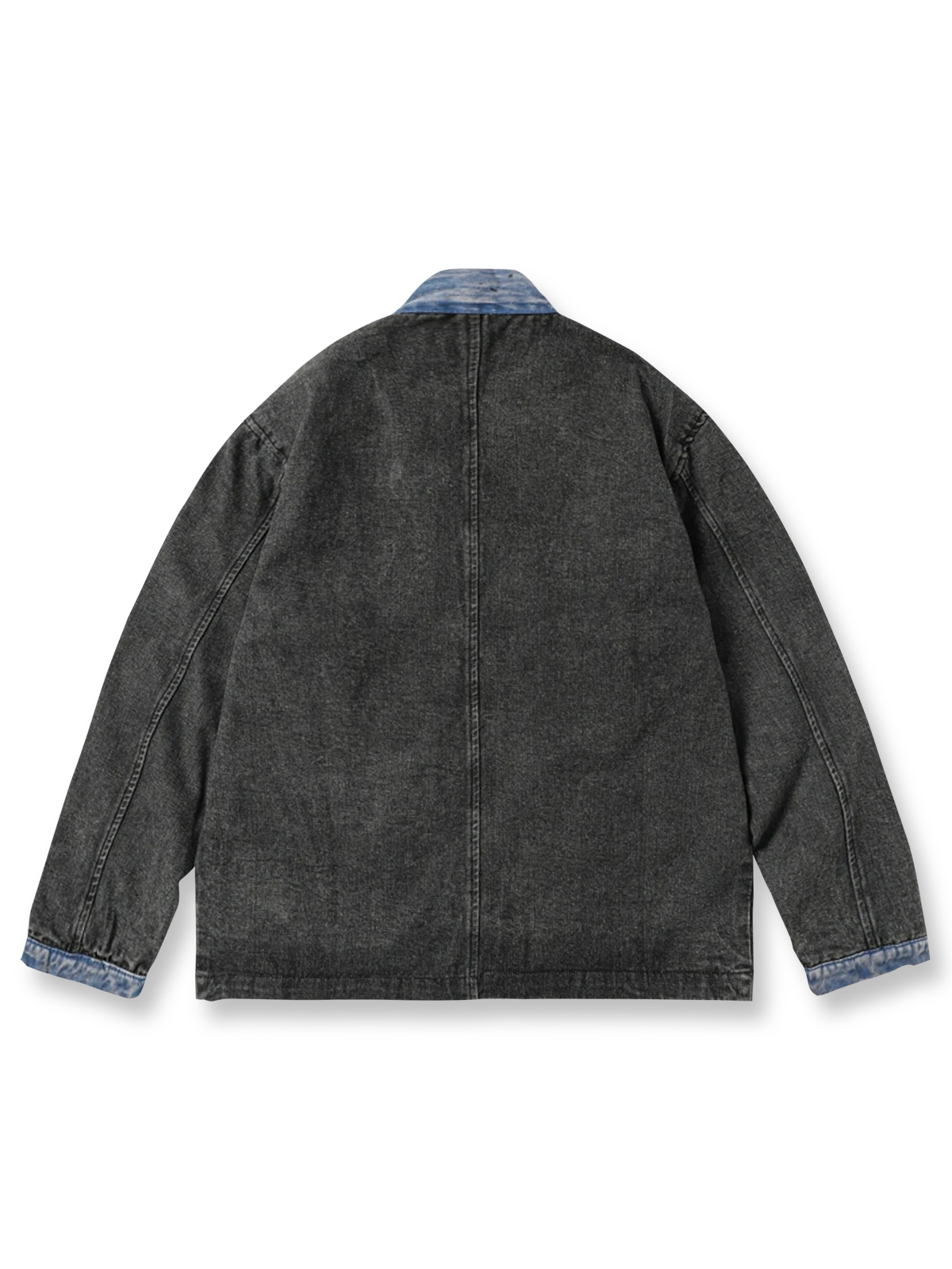 製品画像:ヴィンテージ風パッチワークデザインの多ポケットはんてん風アウター。クラシックで個性的なデザイン、温かみのある素材感を表現。多機能ポケットが特徴。
詳細画像:はんてん風アウターのパッチワークディテールとヴィンテージ加工のアップ。立体感とシルエットを強調し、機能性とファッション性が融合したデザイン。